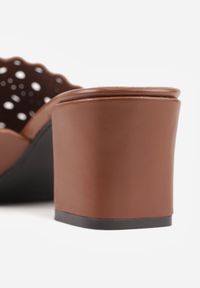 Born2be - Brązowe Klapki na Słupku z Ażurową Cholewką i Kwadratowym Noskiem Bevyrae. Okazja: na co dzień, na spacer. Kolor: brązowy. Materiał: len. Wzór: ażurowy. Obcas: na słupku. Styl: casual, elegancki #9