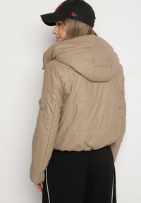 Born2be - Jasnobrązowa Pikowana Kurtka z Kapturem o Klasycznym Kroju Tulasia. Okazja: na co dzień. Typ kołnierza: kaptur. Kolor: brązowy. Materiał: jeans. Styl: klasyczny #4