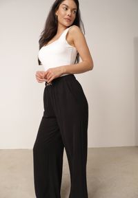 Born2be - Czarne Spodnie Casual o Szerokim Kroju z Wysokim Stanem i Aplikacją Hystoinne. Okazja: na co dzień. Kolekcja: plus size. Kolor: czarny. Długość: długie. Wzór: aplikacja. Stan: podwyższony. Materiał: materiał, tkanina. Sezon: lato. Styl: casual #4
