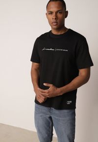 Born2be - Czarna Koszulka T-shirt z Bawełny z Ozdobnym Nadrukiem Daphileia. Okazja: na co dzień. Kolor: czarny. Materiał: bawełna. Długość: krótkie. Wzór: nadruk. Styl: casual #3