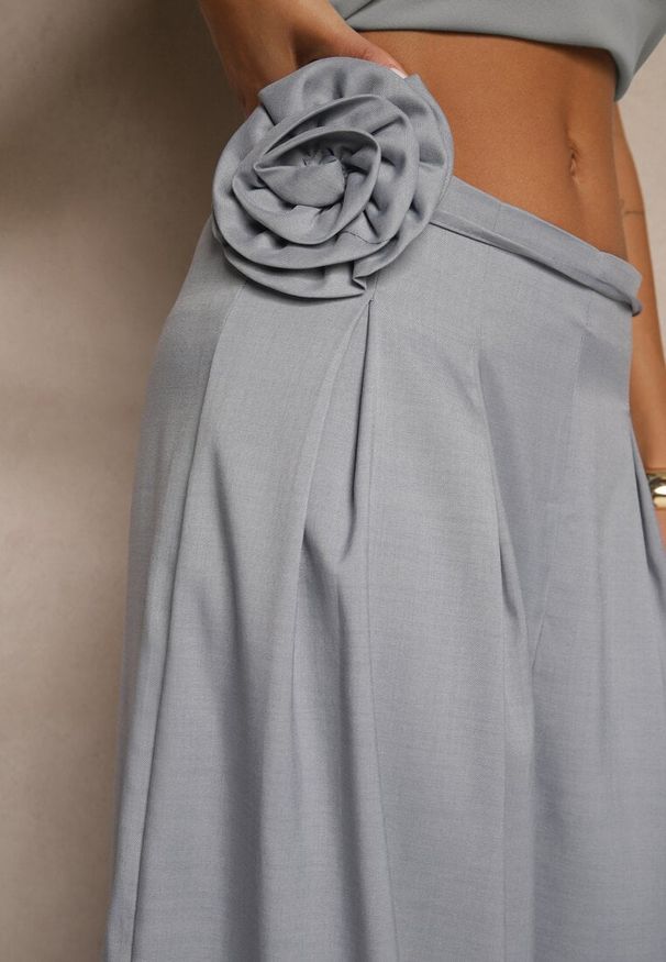 Renee - Niebieskie Spodnie o Szerokim Kroju High Waist z Kwiatem 3D Firalisse. Okazja: na co dzień. Stan: podwyższony. Kolor: niebieski. Wzór: kwiaty. Styl: klasyczny, elegancki, casual