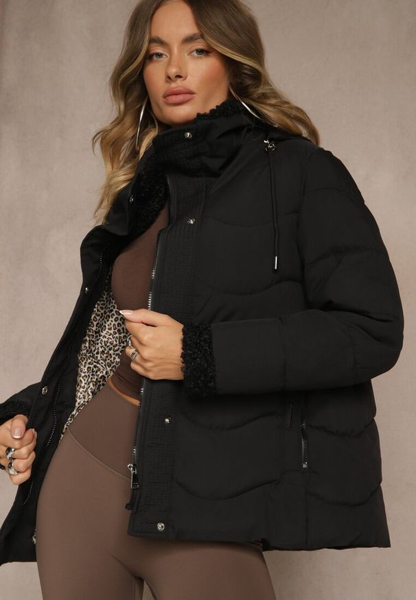 Renee - Czarna Kurtka z Pikowanymi Przeszyciami i Kapturem Zdobiona Futerkiem Olevesa. Kolor: czarny. Materiał: futro. Wzór: aplikacja. Styl: klasyczny