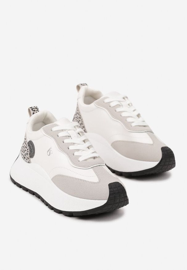 Born2be - Białe Sneakersy Vices na Grubej Podeszwie z Motywem Panterki i Naszywką Selarisa. Okazja: na co dzień. Kolor: biały. Materiał: jeans. Wzór: motyw zwierzęcy, aplikacja