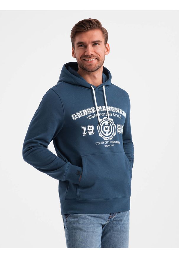 Ombre Clothing - Męska bluza kangurka z kapturem i nadrukiem w stylu college – granatowa V2 OM-SSPS-0143 - XXL. Okazja: na co dzień. Typ kołnierza: kaptur. Kolor: niebieski. Materiał: dzianina, dresówka, bawełna, materiał, poliester. Wzór: nadruk. Styl: klasyczny, elegancki, casual