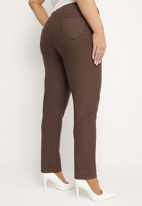 Born2be - Brązowe Spodnie z Gumką w Pasie z Cyrkoniami Slim Ellivna. Okazja: na co dzień. Kolekcja: plus size. Kolor: brązowy. Styl: klasyczny, elegancki, casual