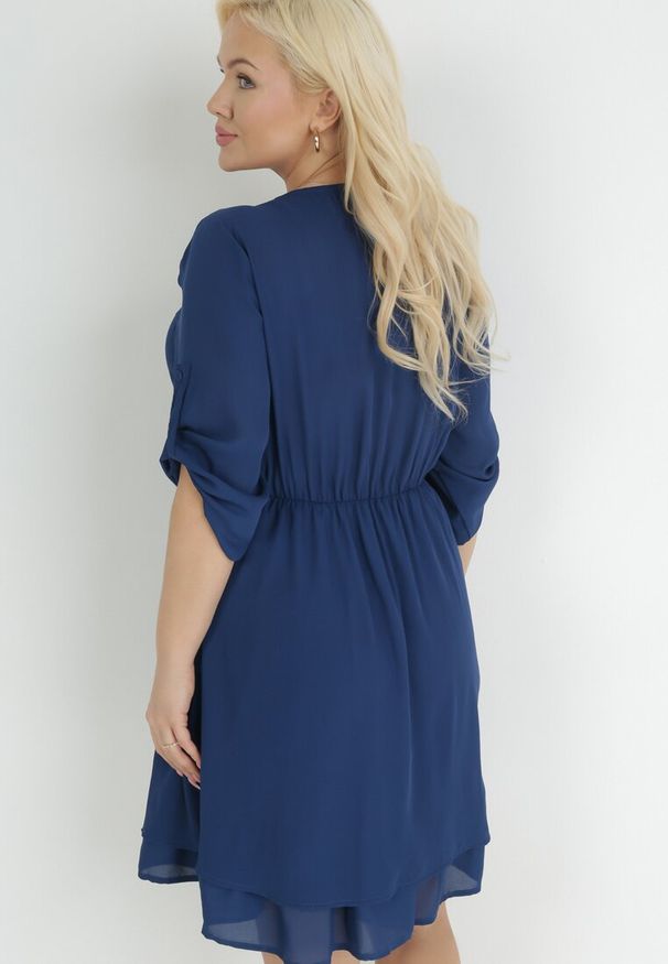 Born2be - Granatowa Rozkloszowana Sukienka Mini z Ozdobnym Dekoltem i Gumką w Pasie Braely. Kolor: niebieski. Materiał: jeans, tkanina, guma. Długość rękawa: krótki rękaw. Wzór: aplikacja. Styl: elegancki. Długość: mini