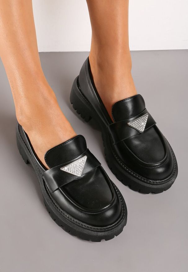 Born2be - Czarne Mokasyny na Grubej Podeszwie z Trójkątnym Detalem Julindra. Kolor: czarny. Styl: elegancki