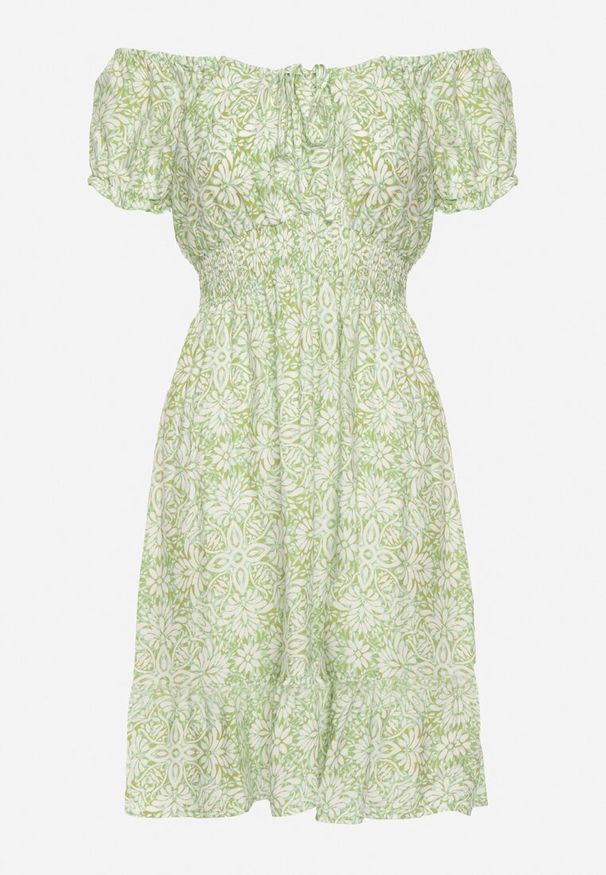 Born2be - Jasnozielona Wiskozowa Sukienka Hiszpanka z Gumką w Talii z Materiałowym Paskiem i Falbanką Tiamanthea. Okazja: na co dzień. Typ kołnierza: dekolt hiszpanka. Kolor: zielony. Materiał: wiskoza, materiał. Typ sukienki: proste. Styl: casual