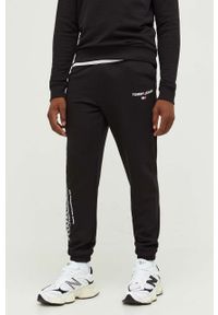 Tommy Jeans spodnie dresowe bawełniane kolor czarny z nadrukiem. Kolor: czarny. Materiał: bawełna, dresówka. Wzór: nadruk #4