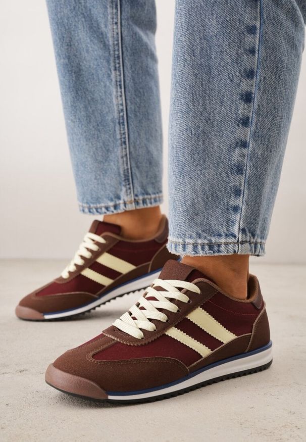 Renee - Brązowe Sneakersy Ozdobione Dwoma Paskami Lannatea. Okazja: na co dzień. Zapięcie: pasek. Kolor: brązowy. Wzór: aplikacja