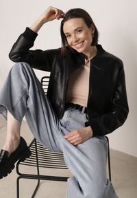 Born2be - Czarna Przejściowa Kurtka Bomberka z Imitacji Skóry Izanelia. Okazja: na co dzień. Kolor: czarny. Materiał: skóra. Wzór: kwiaty. Styl: casual #6