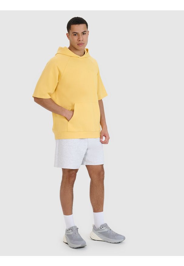 4f - 4F Bluza dresowa z krótkim rękawem z kapturem męska - żółta M. Okazja: na co dzień. Typ kołnierza: kaptur. Kolor: żółty. Materiał: dresówka. Długość rękawa: krótki rękaw. Długość: krótkie. Wzór: gładki, ze splotem. Styl: casual, sportowy