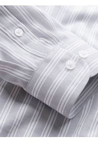 Ombre Clothing - Koszula męska REGULAR FIT w białe paski z kieszonką – szara V1. Okazja: do pracy. Typ kołnierza: button down. Kolor: szary. Materiał: materiał, bawełna. Wzór: paski. Styl: klasyczny, elegancki #9