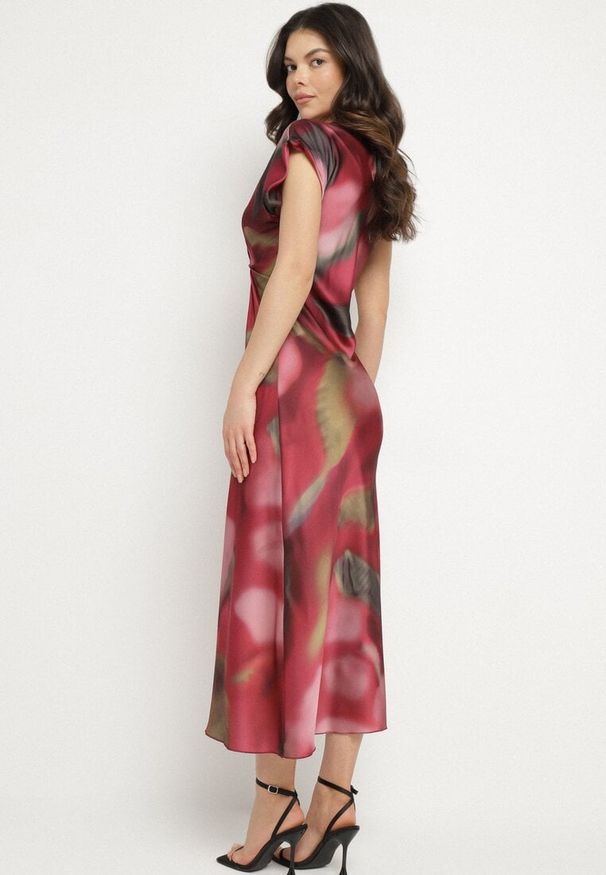 Born2be - Czerwona Rozkloszowana Sukienka w Abstrakcyjny Print z Ozdobnym Marszczeniem Tillanara. Okazja: na imprezę. Kolor: czerwony. Wzór: nadruk. Styl: elegancki, wizytowy
