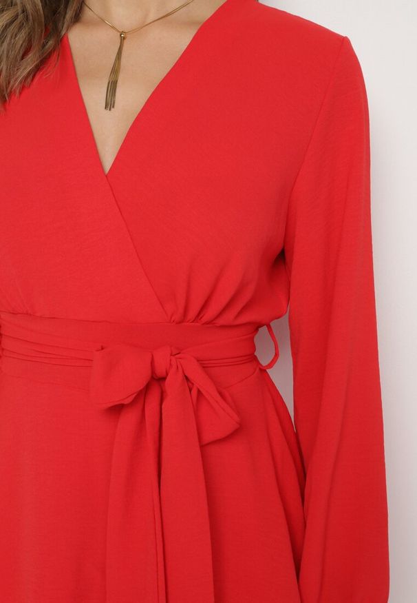 Born2be - Czerwona Kopertowa Sukienka Kombinezon Mini z Falbanką Bomina. Okazja: na randkę. Typ kołnierza: dekolt kopertowy. Kolor: czerwony. Typ sukienki: kopertowe. Styl: elegancki. Długość: mini