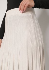 Born2be - Beżowa Rozkloszowana Plisowana Spódnica Dzianinowa Tussana. Okazja: na co dzień. Stan: podwyższony. Kolor: beżowy. Materiał: dzianina. Styl: casual #3