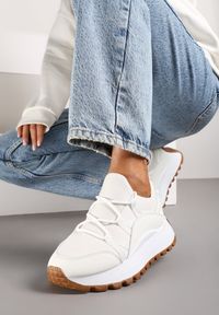 Born2be - Białe Sneakersy na Grubej Podeszwie z Ozdobnym Wiązaniem Zinornia. Okazja: na spotkanie biznesowe, na co dzień. Kolor: biały. Materiał: jeans. Sport: turystyka piesza