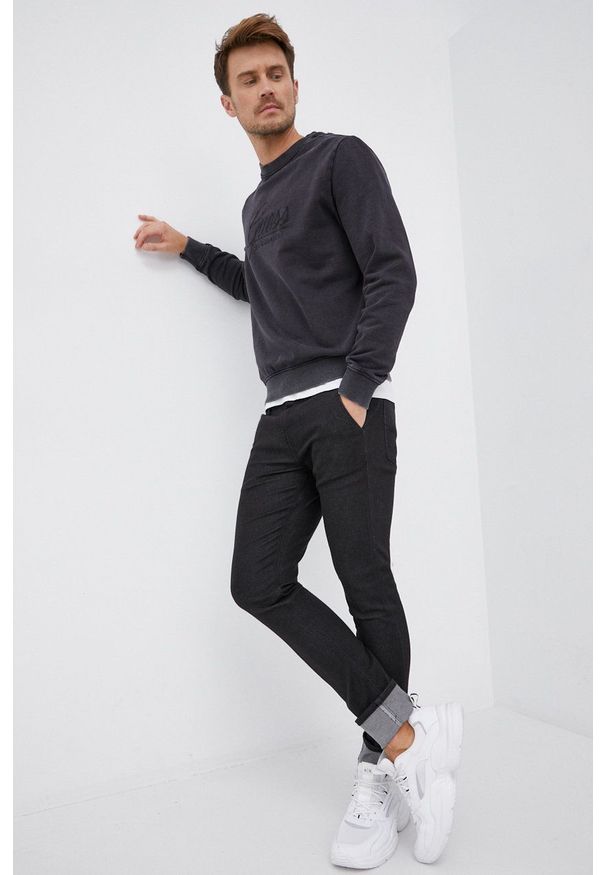 Guess - Bluza bawełniana. Okazja: na co dzień. Kolor: czarny. Materiał: bawełna. Wzór: aplikacja. Styl: casual