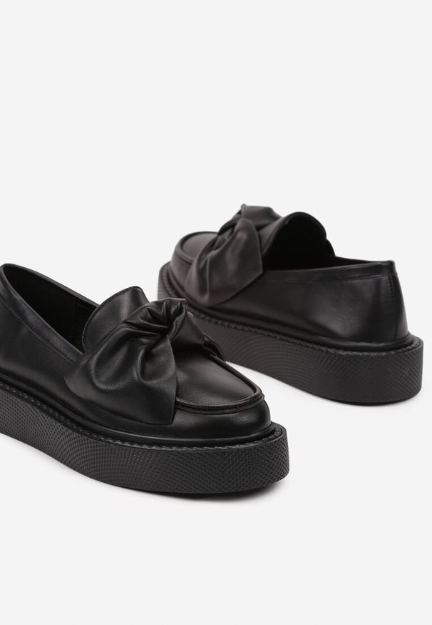 Renee - Czarne Półbuty w Stylu Mokasyn na Niskiej Platformie z Kokardą Benamira. Okazja: na spacer. Kolor: czarny. Materiał: jeans. Sezon: wiosna. Obcas: na platformie. Styl: elegancki