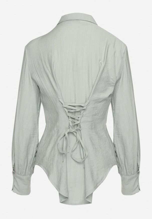 Born2be - Jasnozielona Koszula z Usztywnionymi Ramionami Ozdobiona Sznurkiem Meroriela. Okazja: na co dzień. Kolor: zielony. Materiał: jeans. Długość rękawa: długi rękaw. Długość: długie. Wzór: aplikacja. Styl: elegancki, casual