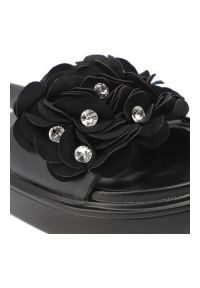 Klapki damskie S.Barski, cholewka ze skóry ekologicznej wsuwane z przodu ozdobne kwiaty, czarne, MR61-9015. Kolor: czarny. Materiał: skóra ekologiczna. Wzór: kwiaty #3