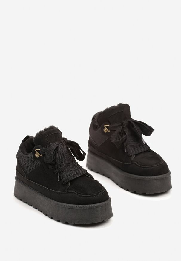 Renee - Czarne Sneakersy na Platformie ze Sznurowaniem Ozdobione Futerkiem Vaivelle. Okazja: na spotkanie biznesowe. Kolor: czarny. Materiał: futro. Wzór: aplikacja. Obcas: na platformie