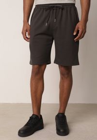 Born2be - Ciemnoszare Szorty Dresowe z Bawełną i Sznurkami Leofiel. Okazja: na co dzień, na spacer. Kolor: szary. Materiał: bawełna, dresówka. Wzór: napisy. Styl: casual, klasyczny #1