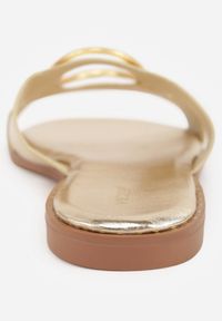 Renee - Złote Klapki VICES z Okrągłym Wycięciem i Metalicznym Detalem Lamecea. Okazja: na co dzień. Nosek buta: okrągły. Kolor: złoty. Materiał: denim. Sezon: lato. Styl: casual, retro #6