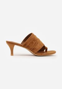 Born2be - Brązowe Klapki Japonki VICES na Kaczuszce z Paskiem na Palec i Marszczeniem Orylle. Okazja: na co dzień, na spacer. Kolor: brązowy. Materiał: satyna. Sezon: lato. Obcas: na szpilce. Styl: casual, klasyczny, elegancki #4