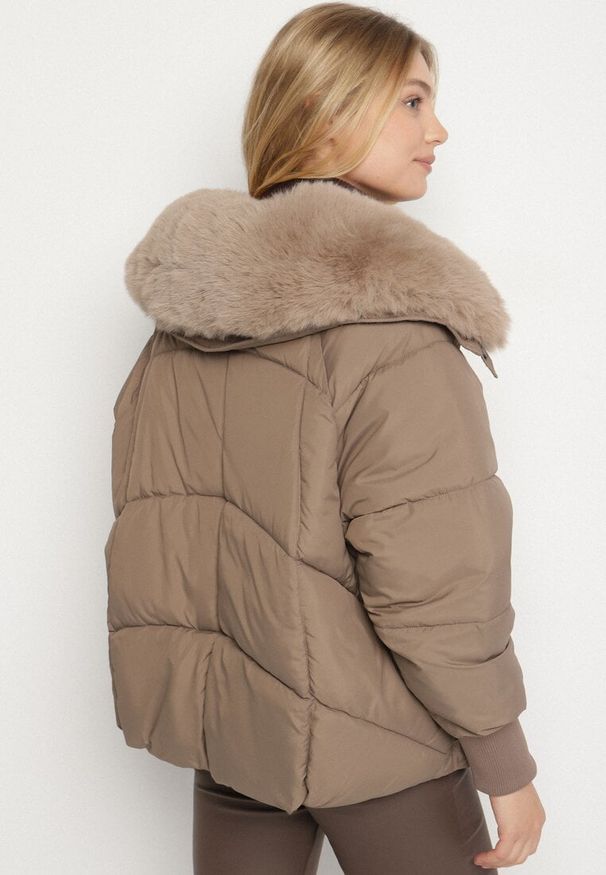 Born2be - Brązowa Puchowa Kurtka Pikowana z Futrzanym Kołnierzem Lanivela. Okazja: na spotkanie biznesowe, do pracy, na co dzień. Kolekcja: plus size. Kolor: brązowy. Materiał: puch, futro. Styl: biznesowy, casual