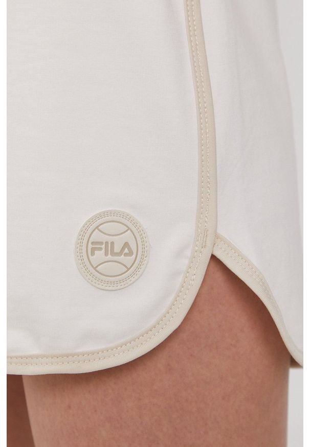 Fila - Szorty. Kolor: biały. Materiał: dzianina. Wzór: gładki, aplikacja
