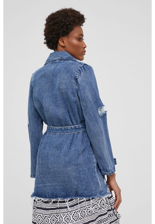 Answear Lab płaszcz jeansowy damski przejściowy dwurzędowy. Okazja: na co dzień. Kolor: niebieski. Materiał: jeans. Styl: wakacyjny
