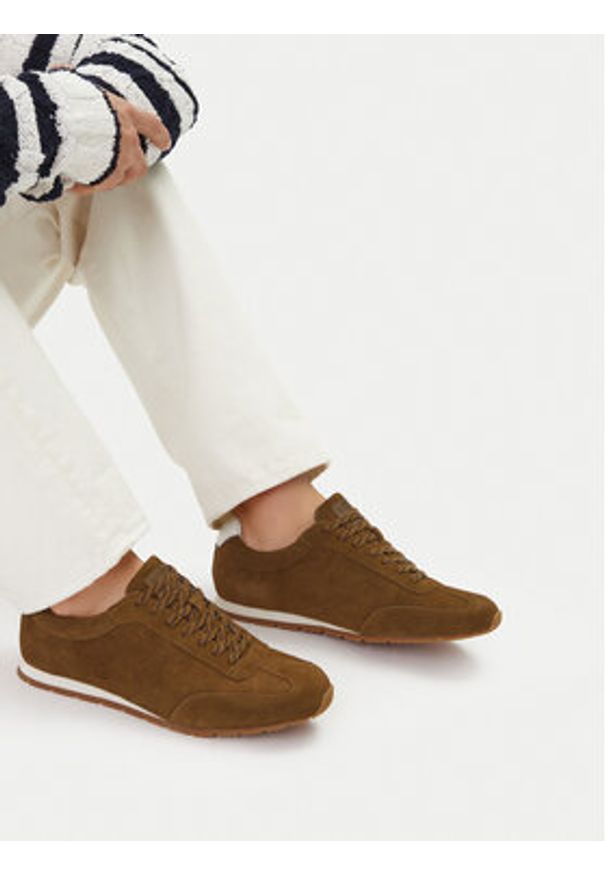 Guess Jeans Sneakersy EO-KOLORADO-01 126AM Brązowy. Kolor: brązowy. Materiał: zamsz, skóra