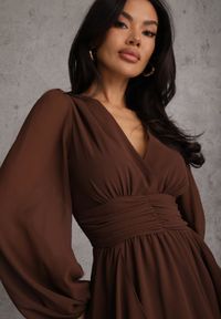 Renee - Brązowa Rustykalna Sukienka Wieczorowa z Falbanami i Marszczeniem w Talii Himereanes. Typ kołnierza: kołnierz z falbankami. Kolor: brązowy. Materiał: tkanina. Wzór: gładki, aplikacja. Typ sukienki: rozkloszowane. Styl: wizytowy #3