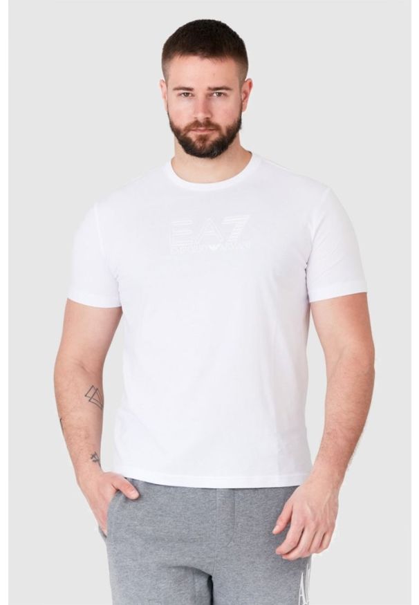 EA7 Emporio Armani - EA7 Biały t-shirt męski z aplikacją z logo. Kolor: biały. Materiał: prążkowany. Wzór: aplikacja