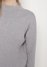 Born2be - Szary Gładki Sweter o Pudełkowym Kroju ze Stójką Unessa. Okazja: na co dzień. Typ kołnierza: kołnierzyk stójkowy. Kolor: szary. Materiał: jeans. Wzór: gładki. Styl: casual #3