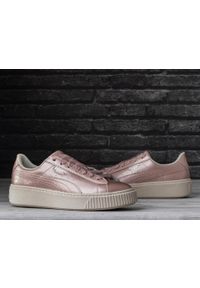 Buty damskie do chodzenia Puma BASKET PLATFORM METAL. Kolor: różowy. Obcas: na platformie. Sport: turystyka piesza