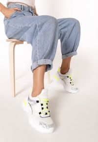 Born2be - Biało-Żółte Sneakersy Whitfal. Kolor: biały. Materiał: materiał. Szerokość cholewki: normalna. Wzór: aplikacja #1