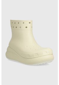 Crocs kalosze Classic Crush Rain Boot damskie kolor beżowy 207946. Nosek buta: okrągły. Kolor: beżowy. Materiał: guma. Obcas: na platformie #4