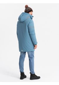 Ombre Clothing - Ocieplana długa męska kurtka z odblaskowymi elementami – niebieska V4. Typ kołnierza: kołnierzyk stójkowy. Kolor: niebieski. Materiał: guma, puch, poliester, materiał, satyna, syntetyk. Długość: długie. Wzór: gładki, aplikacja. Styl: elegancki #6