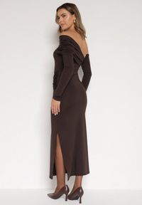 Born2be - Brązowa Sukienka z Wiskozą Wywiniętym Dekoltem Marszczeniem i Metaliczną Ozdobą Reillea. Okazja: na co dzień. Kolor: brązowy. Materiał: wiskoza. Wzór: aplikacja. Styl: klasyczny, casual, elegancki #7