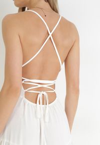 Born2be - Biała Maxi Sukienka na Cienkich Ramiączkach z Wiązaniem na Tyle Ozdobiona Falbankami Beatrics. Typ kołnierza: kołnierz z falbankami. Kolor: biały. Długość rękawa: na ramiączkach. Wzór: aplikacja. Długość: maxi #4