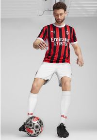Puma - Męska koszulka domowa AC Milan 24/25 PUMA For All Time Red Black. Kolor: czerwony, wielokolorowy, czarny. Materiał: jersey. Sport: piłka nożna