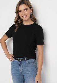 Born2be - Czarny Wiskozowy T-shirt w Klasycznym Stylu Arivoria. Okazja: na co dzień. Kolor: czarny. Materiał: wiskoza. Wzór: aplikacja, bez wzorów. Styl: klasyczny #6