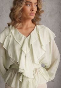 Renee - Zielona Bluzka w Typie Boho Ozdobiona Falbanami Sarlyss. Okazja: na co dzień. Typ kołnierza: dekolt w kształcie V. Kolor: zielony. Materiał: jeans. Długość rękawa: długi rękaw. Długość: długie. Wzór: aplikacja. Styl: boho #5