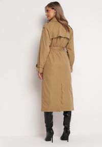 Born2be - Jasnobrązowy Długi Płaszcz Trencz Dwurzędowy z Paskiem w Talii Cadenite. Typ kołnierza: kolnierz wykładany. Kolor: brązowy. Długość: długie #5