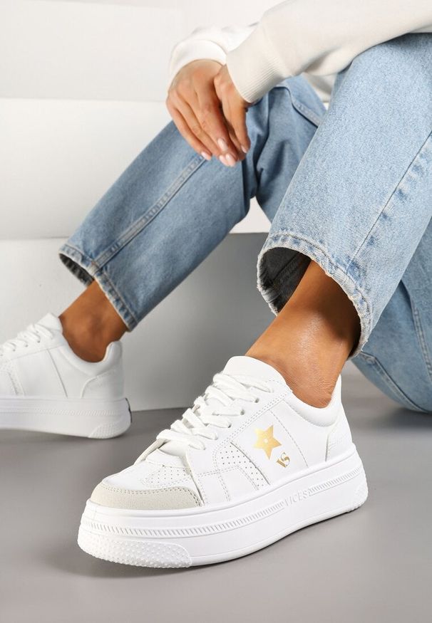 Born2be - Biało-Złote Sneakersy Vices na Grubej Podeszwie Ozdobione Gwiazdką Fenalia. Okazja: na co dzień. Kolor: biały. Materiał: jeans. Wzór: aplikacja