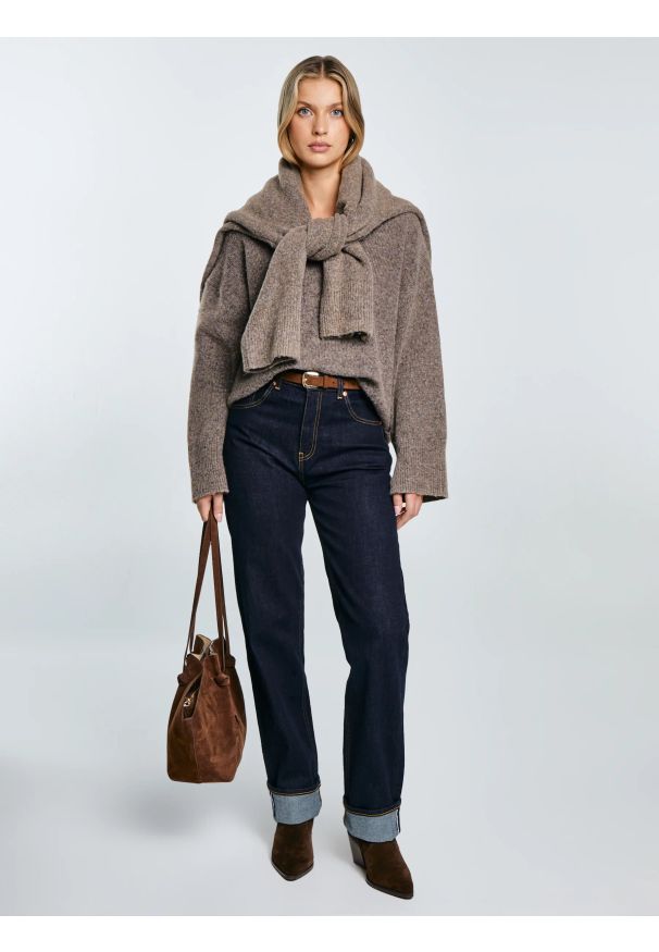 Big-Star - Sweter damski v-neck oversize z dodatkiem wełny brązowy Violina 804. Okazja: do pracy, na co dzień. Kolor: brązowy. Materiał: wełna. Wzór: ze splotem, jednolity. Styl: klasyczny, casual