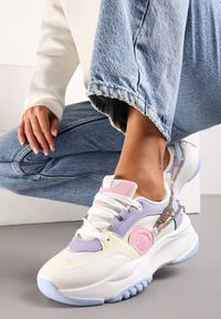 Renee - Biało-Fioletowe Sneakersy Ozdobione Sznureczkiem z Cyrkoniami Blekkia. Kolor: niebieski, biały. Wzór: aplikacja