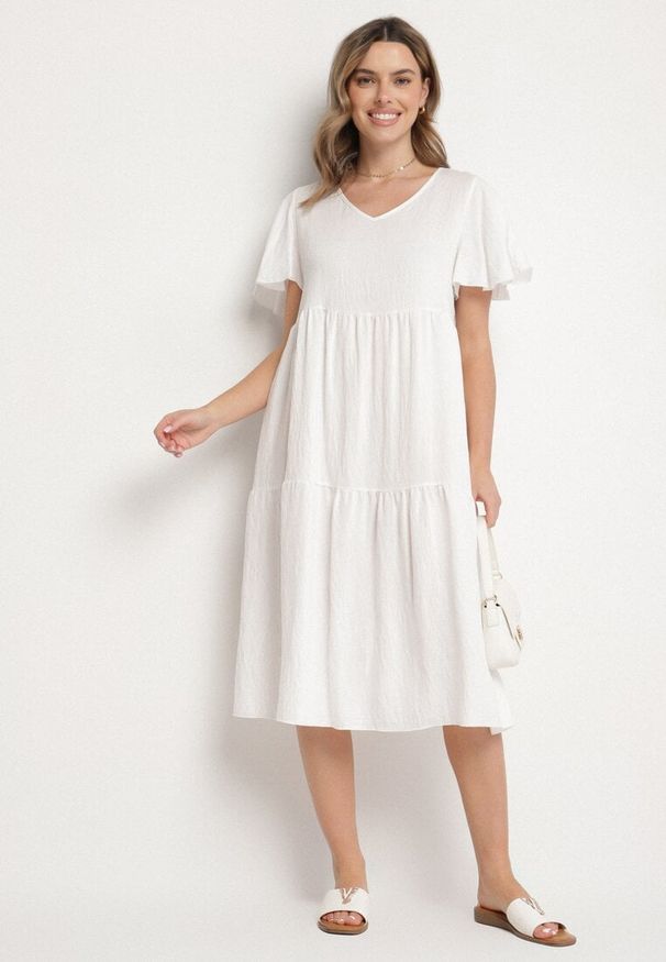 Born2be - Biała Wiskozowa Sukienka Rozkloszowana z Dekoltem V Natilenia. Okazja: na co dzień. Kolor: biały. Materiał: wiskoza. Styl: klasyczny, casual, elegancki